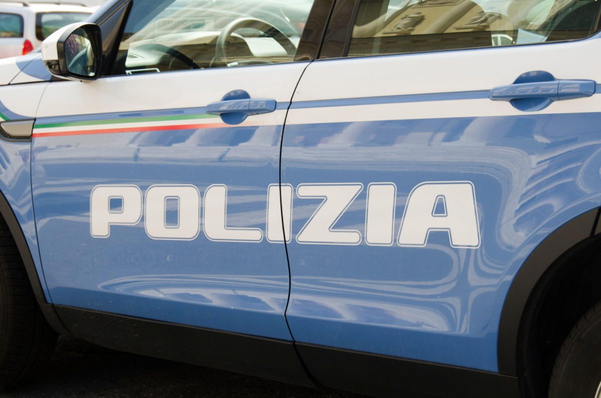 Uomo sembra morto, quando arrivano i soccorsi si sveglia e aggredisce la madre e i poliziotti 1 image 8d51bd8c aacb 4354 b6a7 928f8c2c6604 scaled 1