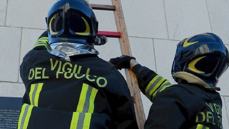 Fumo dall’appartamento, il proprietario non se ne accorge perché addormentato sul divano 1 image b90b4de3 a6f8 4471 9719 c5c1ba0d1cc7
