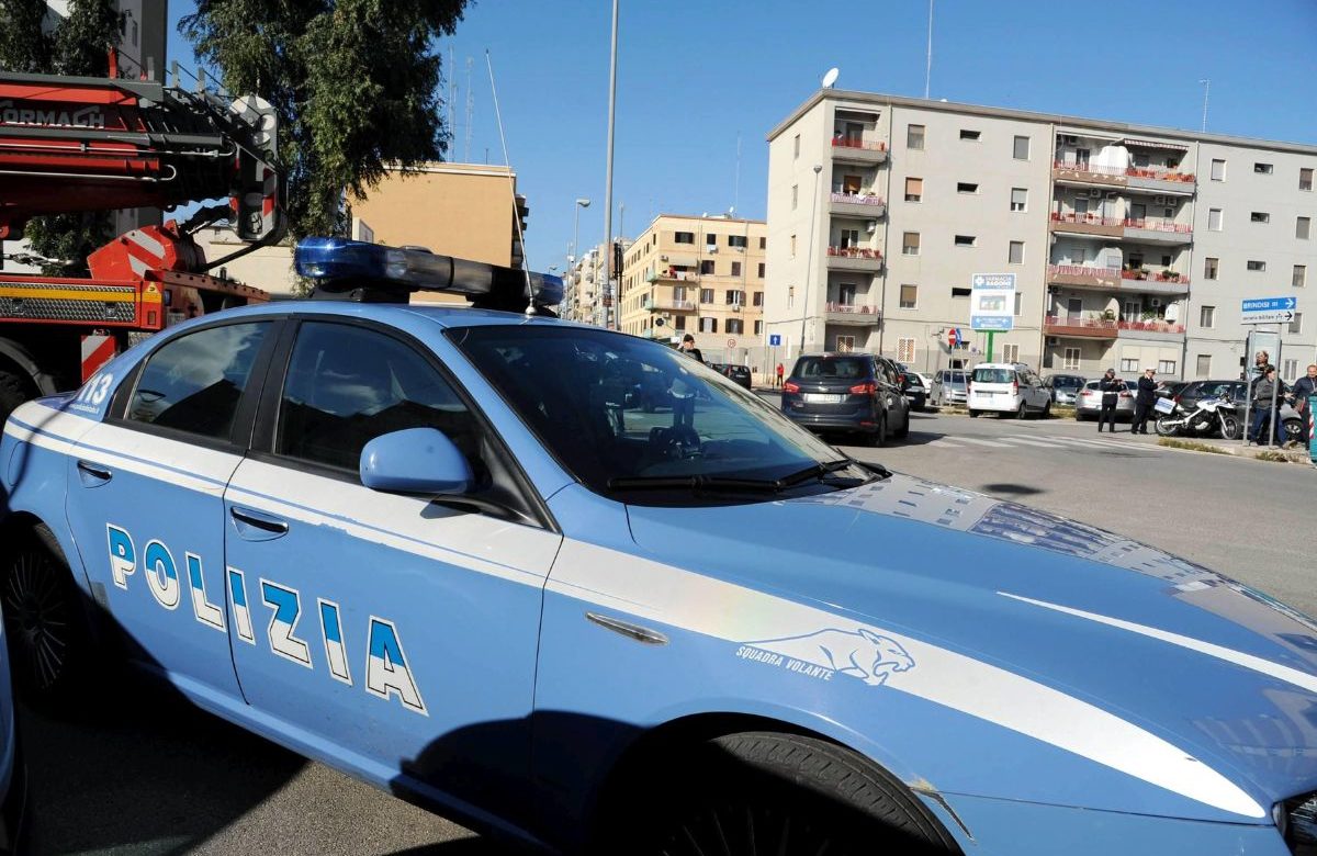 Si barrica in casa e spara alla polizia: paura a Catania