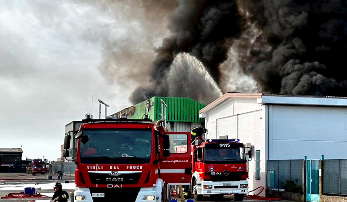 Doppio incendio a Roma: chiesa e falegnameria in fiamme 1 image fdd1f6fd b116 4865 a580 1185c56a17ee