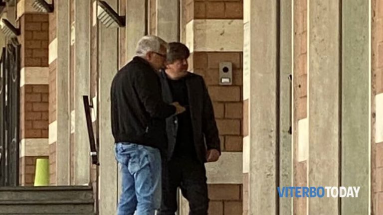 marco arturo romano e l avvocato luca tilia fuori gli uffici comunali di via garbini 4