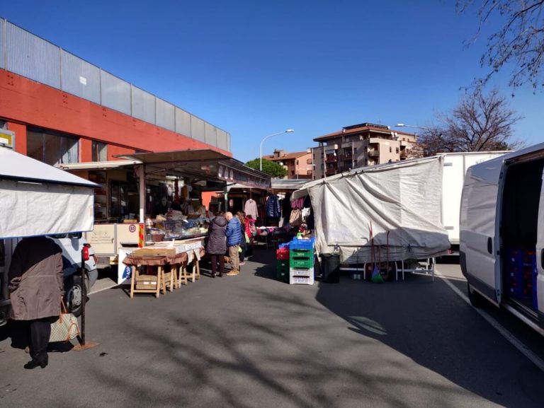 Il mercato del sabato resterà al Carmine fino al termine dei lavori in piazza della Rocca e via Matteotti 1 mercato carmine 2