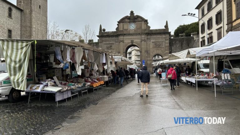 mercato piazza della rocca 2