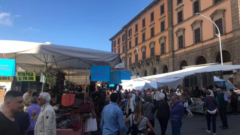 Mercato, sabato test in piazza della Rocca. E Frontini annuncia: "Via l'asfalto, tornano i sampietrini" 1 mercato piazza della rocca