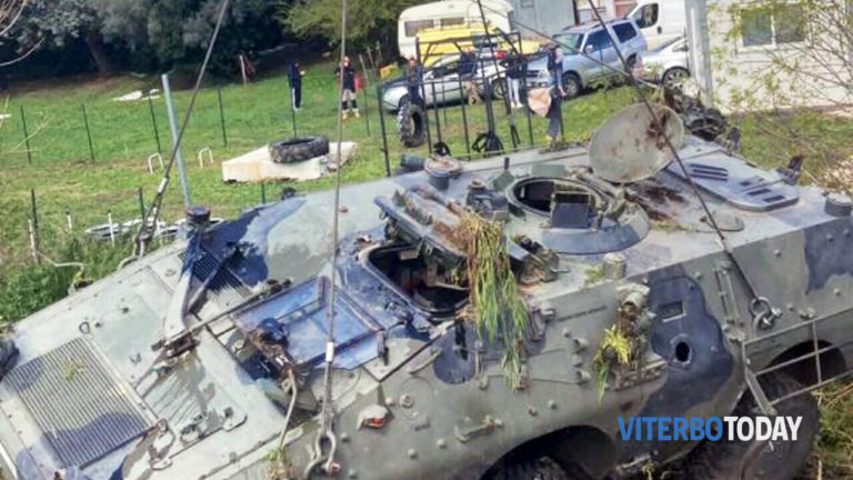mezzo militare si ribalta sull aurelia 3