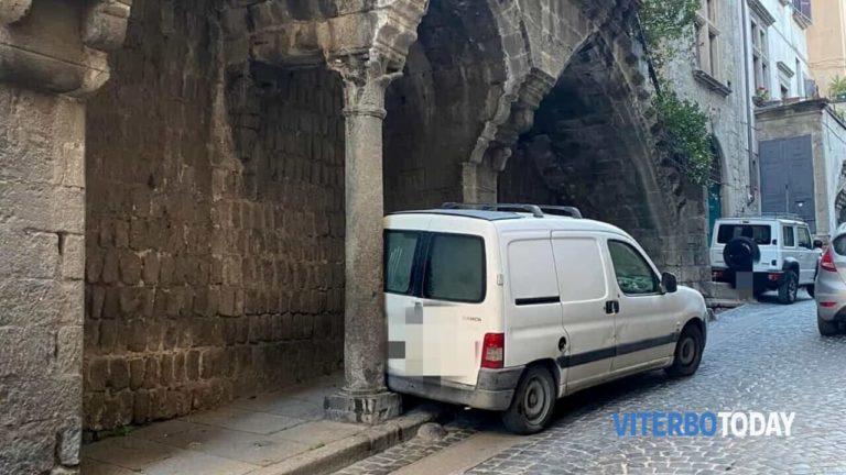 parcheggia il furgone e rischia di sfondare le colonne del profferlo di palazzo mazzatosta 2