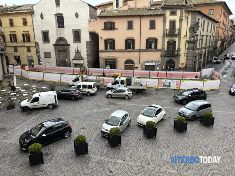 parcheggio selvaggio in piazza del comune le auto circondano il cantiere 2