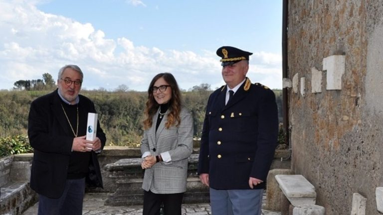 polizia consegna olio per le messe alla diocesi di civita castellana