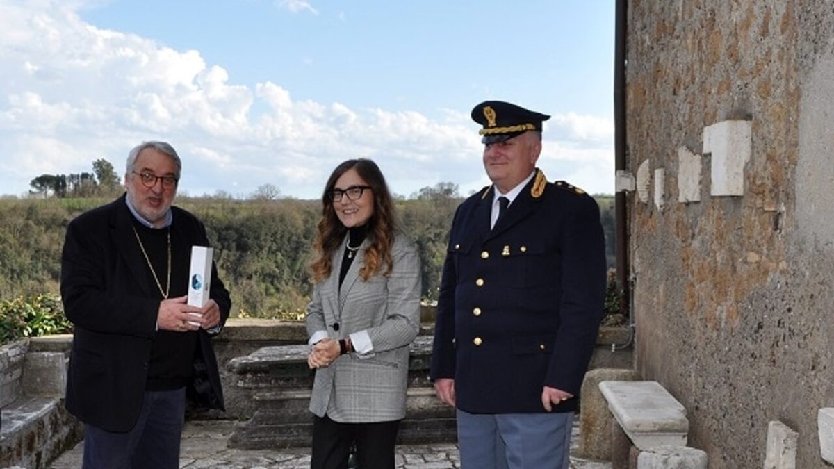 Alle diocesi di Viterbo e Civita Castellana l'olio proveniente dagli ulivi del giardino della memoria di Capaci 1 polizia consegna olio per le messe alla diocesi di civita castellana