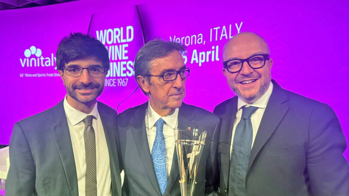Vinitaly premia Riccardo Cotarella, al docente Unitus riconoscimento "per l'impegno nella valorizzazione del vino italiano" 1 riccardo cotarella con daniele sabatini e mauro rotelli