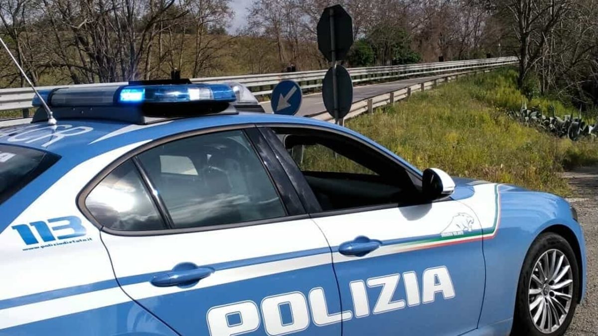 LA GIORNATA di Viterbo e provincia: le news in 90 secondi. Baby gang: denunciati 5 giovani. Ex vescovo benedice i fedeli con statua della veggente (Video) 1 tarquinia polizia aurelia
