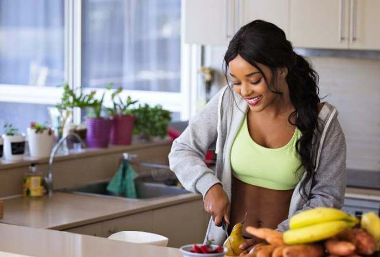 una donna che cucina 1