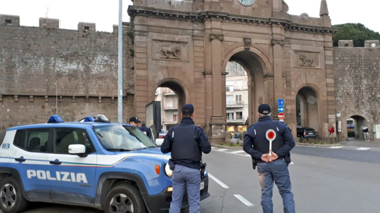 viterbo polizia nel centro storico piazza della rocca