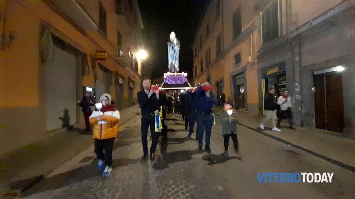 Viterbo rivive la passione di Cristo. Il vescovo Piazza: "Nella croce di Gesù tutti i momenti difficili della nostra vita" 1 viterbo processione del cristo morto