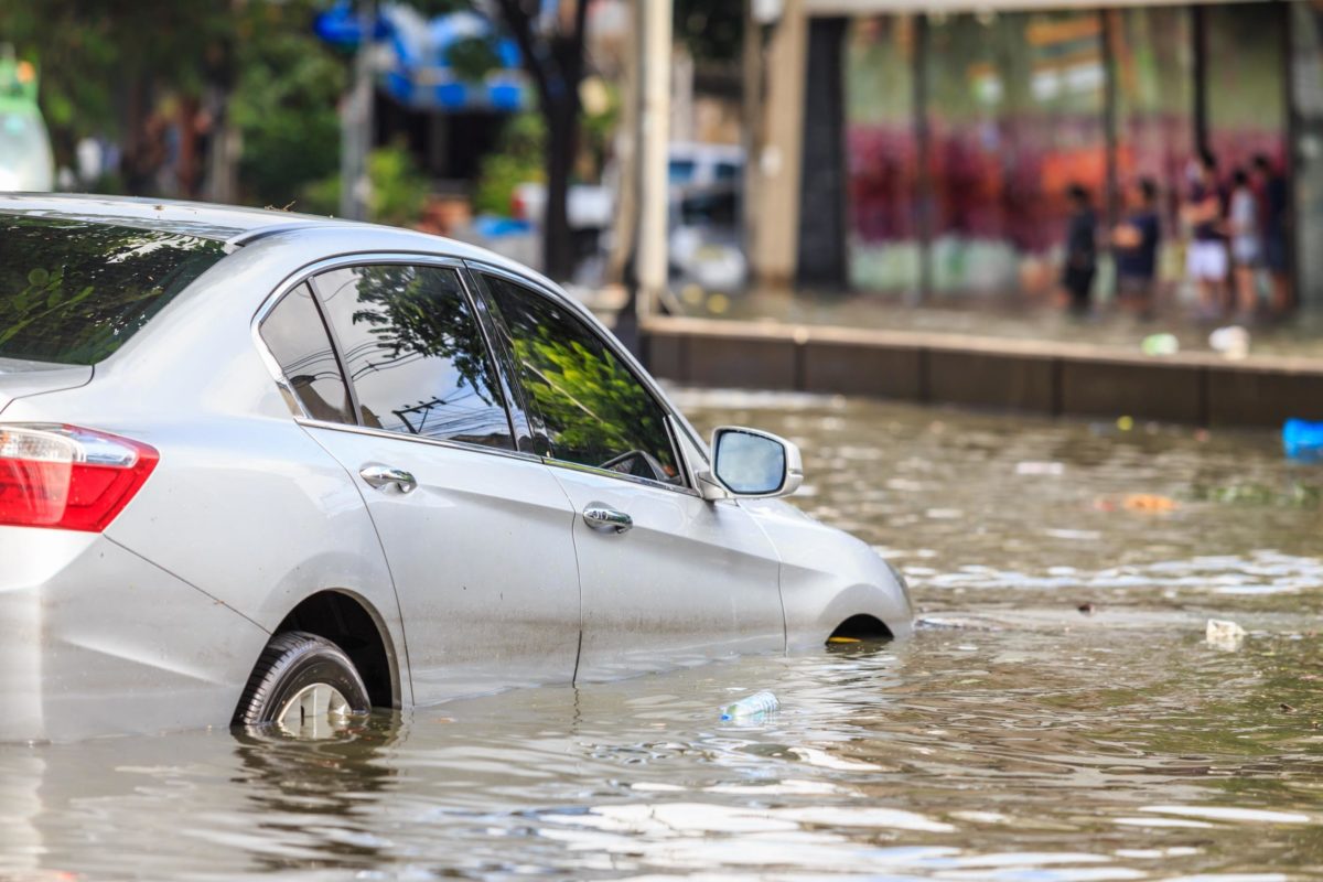 Auto allagata per alluvione e pioggia