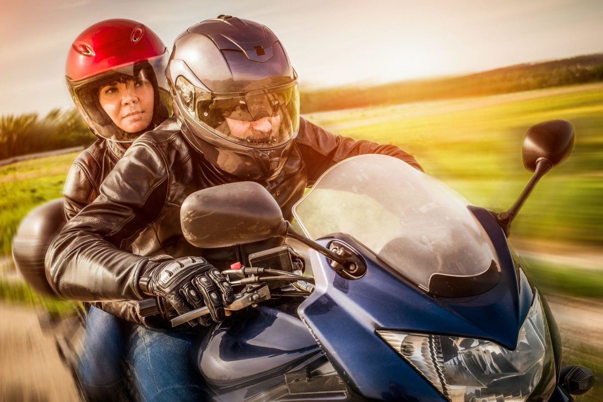 Due persone che viaggiano in moto