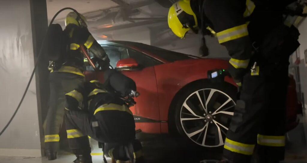 Incendio auto elettrica parcheggio sotterraneo praga 1024x543 1