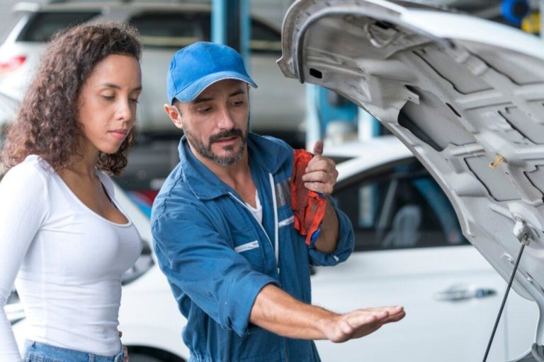 Meccanico spiega al cliente i lavori di manutenzione auto da eseguire 1024x683 1