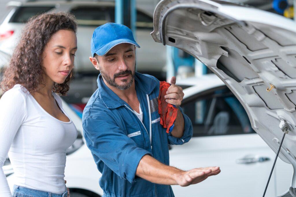 Officine auto: il 27% di italiani sceglie chi spiega bene lavoro e costi 1 Meccanico spiega al cliente i lavori di manutenzione auto da eseguire 1024x683 1