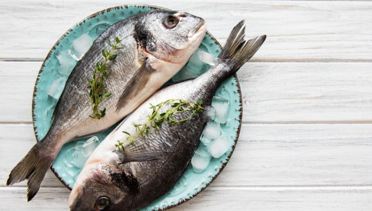 È giusto lavare il pesce prima di cucinarlo? La risposta degli esperti ti stupirà
