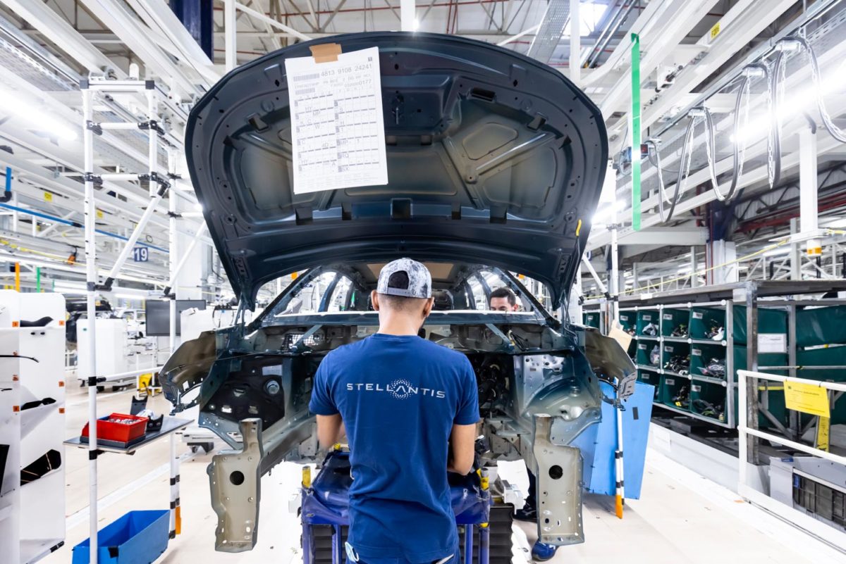 Stabilimento produzione peugeot Stellantis in Francia