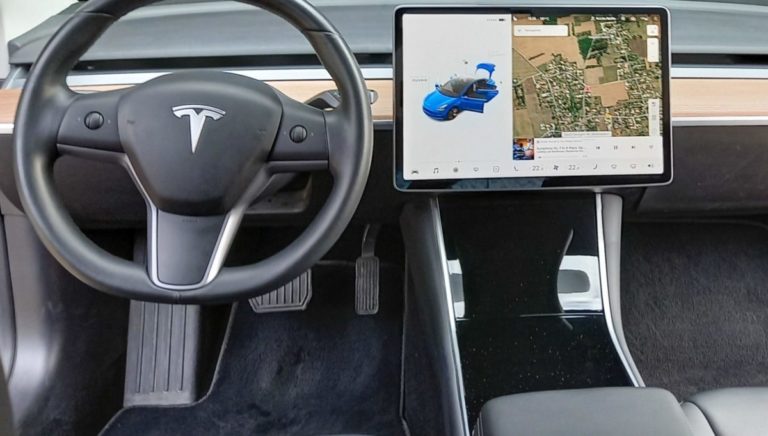 Tesla Model 3 Interni scaled 1
