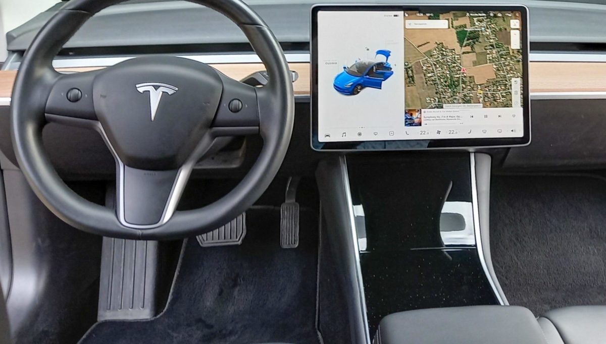 Tesla aggiorna 1 milione di auto: cambia la frenata rigenerativa