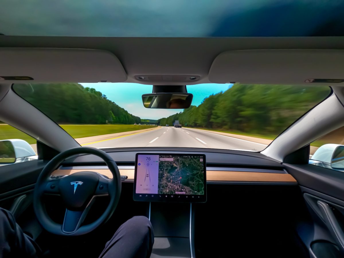 Tesla model 3 con Autopilot attivo in autostrada