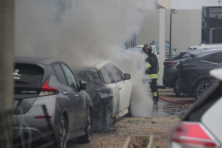 auto elettrica in fiamme fornace zarattini vigili del fuoco