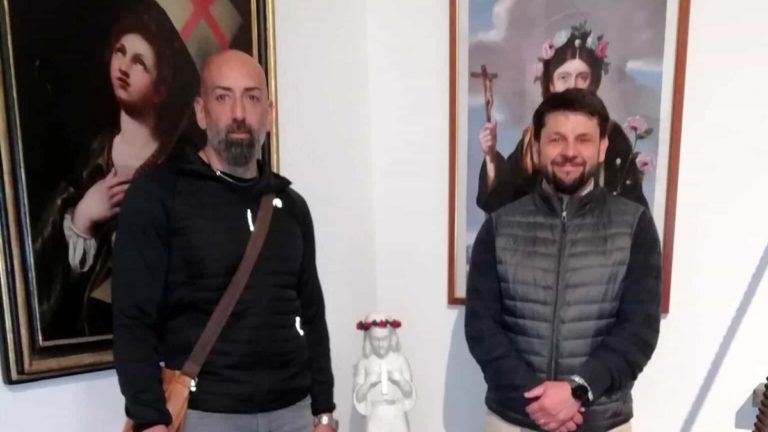 i facchini enrico sciuga e roberto menichelli con la statua di santa rosa