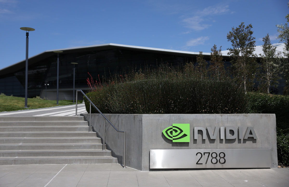 Nvidia adesso vale 1.000 miliardi di dollari in borsa. Ecco chi è