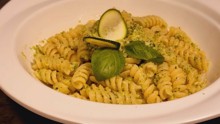 pasta fredda con pesto di zucchine