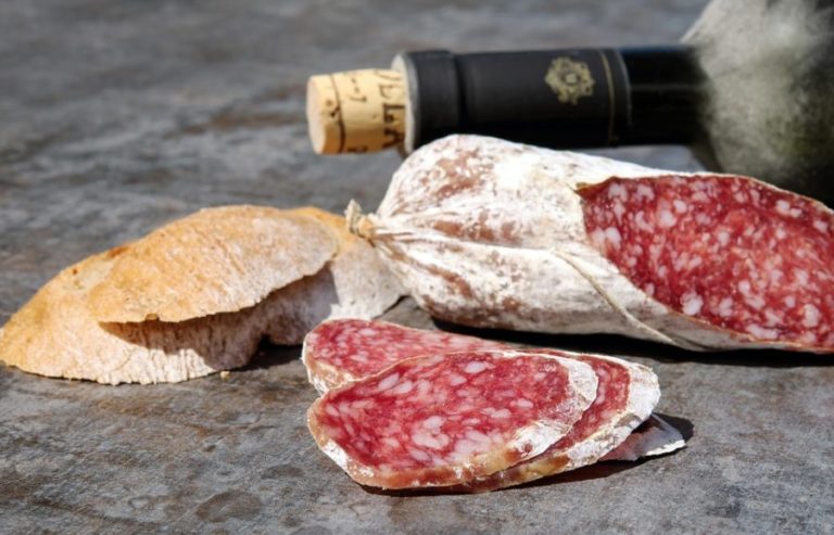 Il salame felino è un prodotto tipico dell'Emilia-Romagna, più precisamente della città di Felino, in provincia di Parma
