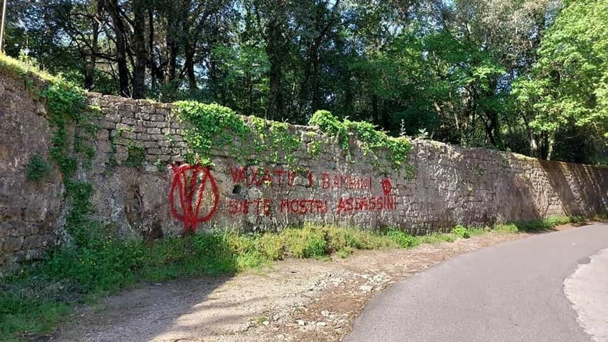 scritte no vax su villa giustiniani a bassano romano