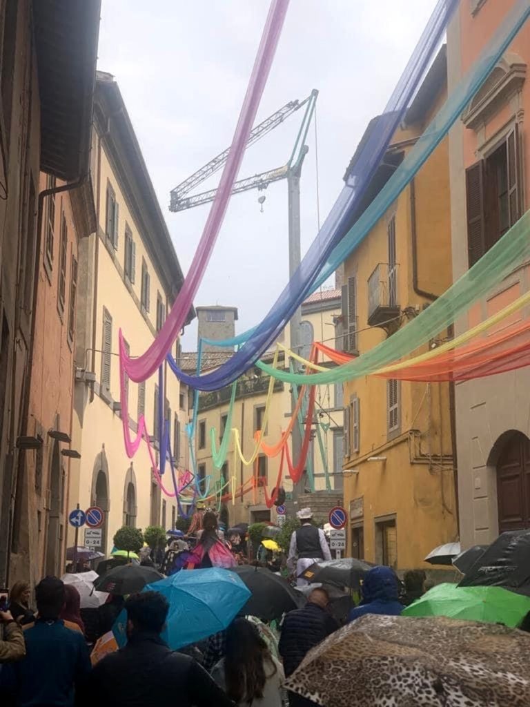 turisti in centro con ombrelli ed impermeabili 3