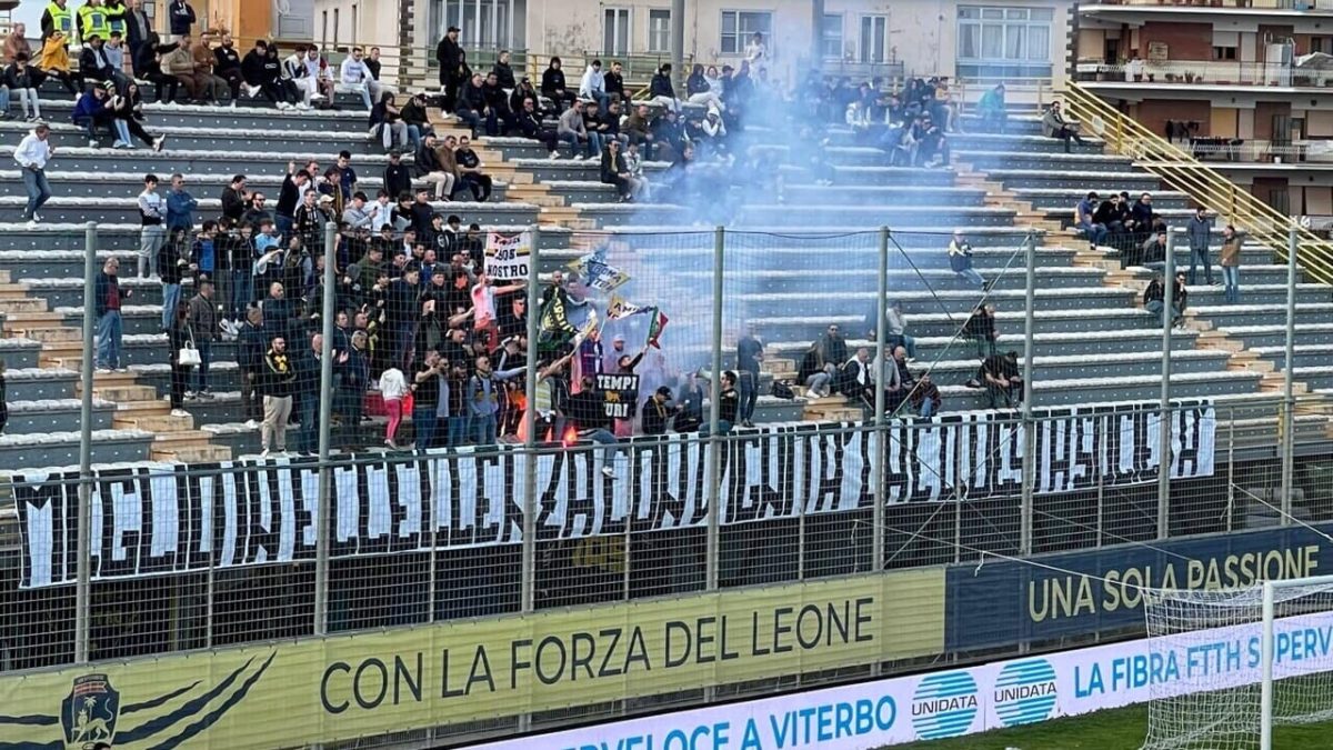 Viterbese, due ultras con Daspo sorpresi a lanciare fumogeni: dovranno presentarsi in Questura 1 viterbese striscione contro la societa foto viterbese leoni gialloblu 2