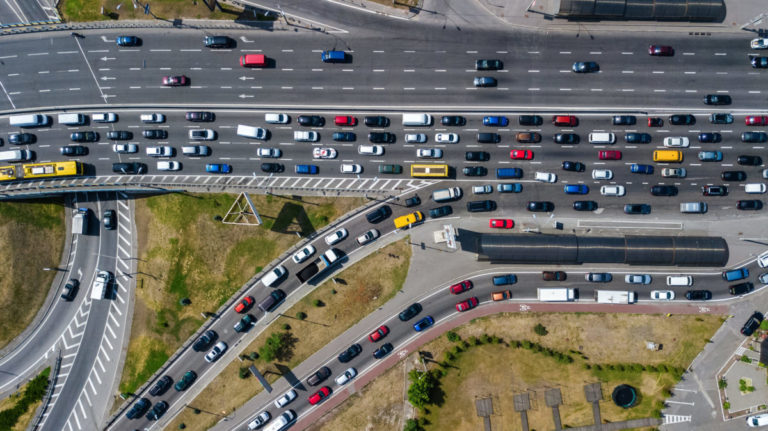 Autostrada con veicoli vista dall alto 1 scaled 1