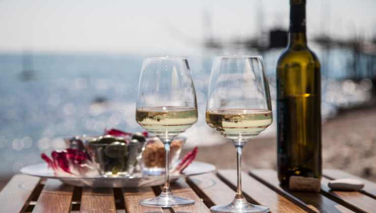 I bicchieri di vino, vanno posizionati a destra o a sinistra? Cosa dice il Galateo 1 Bicchieri di vino
