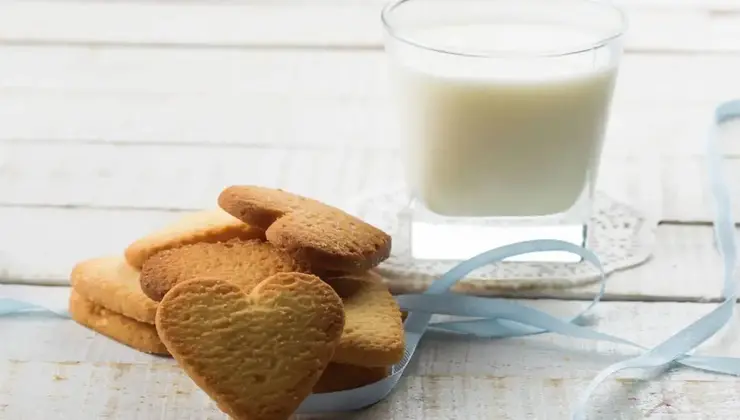 Biscotti e latte a calazione 1