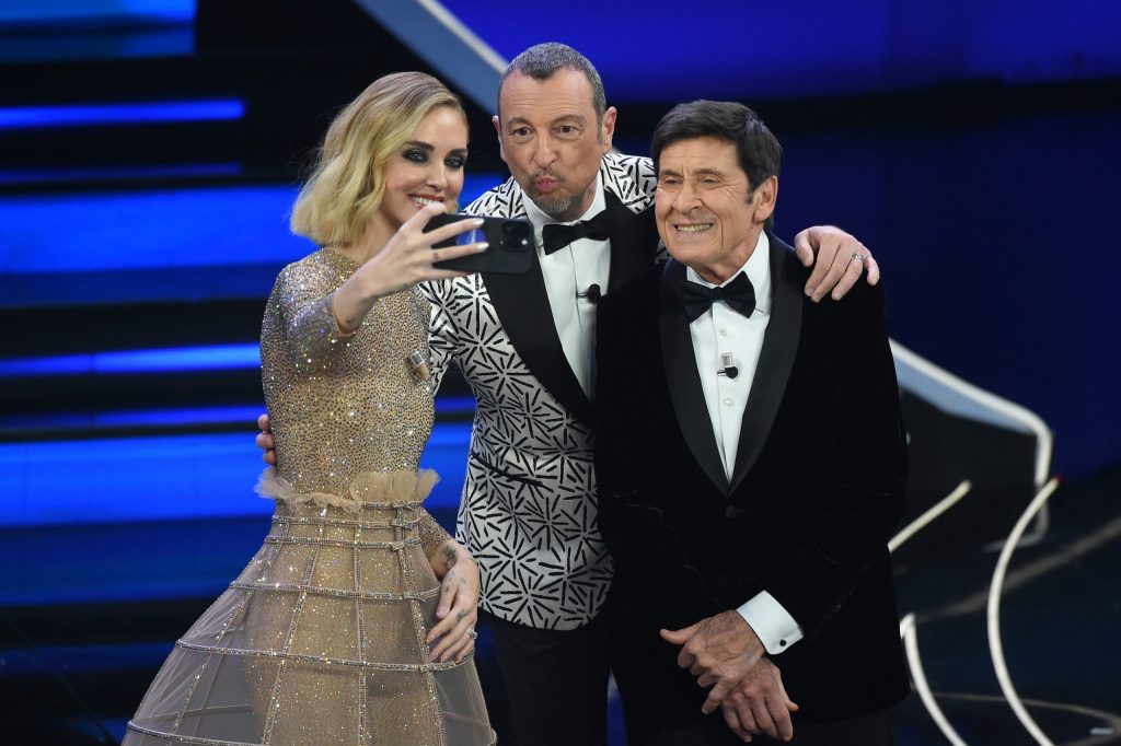 L’Agcom sanziona la Rai per il Festival di Sanremo 2023: 170 mila euro di multa per pubblicità occulta 1 Chiara Ferragni Amadeus e Gianni Morandi 1024x682 1