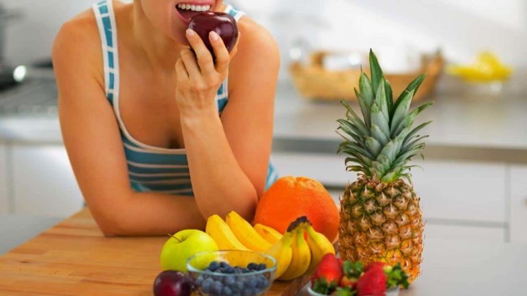 Per quale assurdo motivo dovremmo consumare la frutta prima di ogni pasto 1 Donna che mangia della frutta