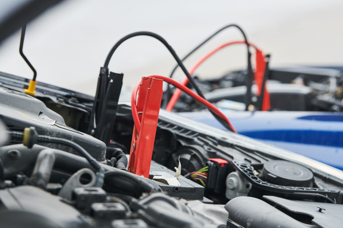 Due auto fanno il ponte con i cavi per la batteria scarica