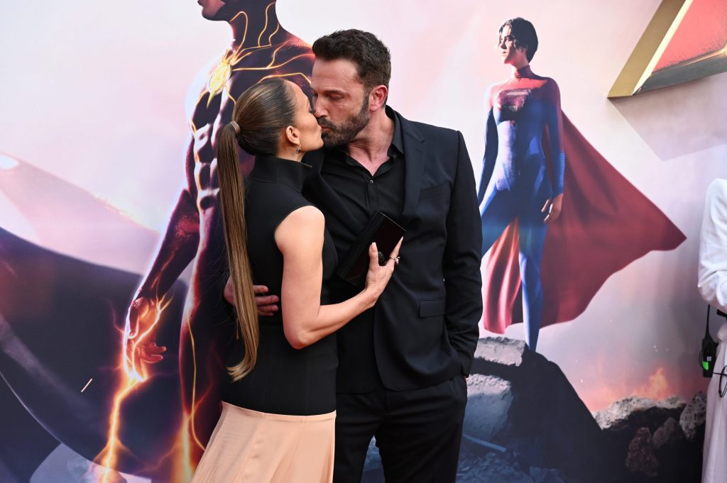 Jennifer Lopez e Ben Affleck più innamorati che mai sul red carpet di The Flash: gli scatti 1 IPA IPA38591332 scaled 1024x681 1