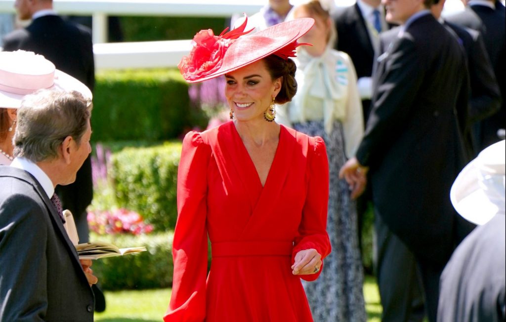 Royal Ascot, Kate Middleton ruba ancora la scena al Re: l’abito rosso conquista a colpi di stile 1 IPA IPA38834824 1 scaled e1687530623382 1024x652 1