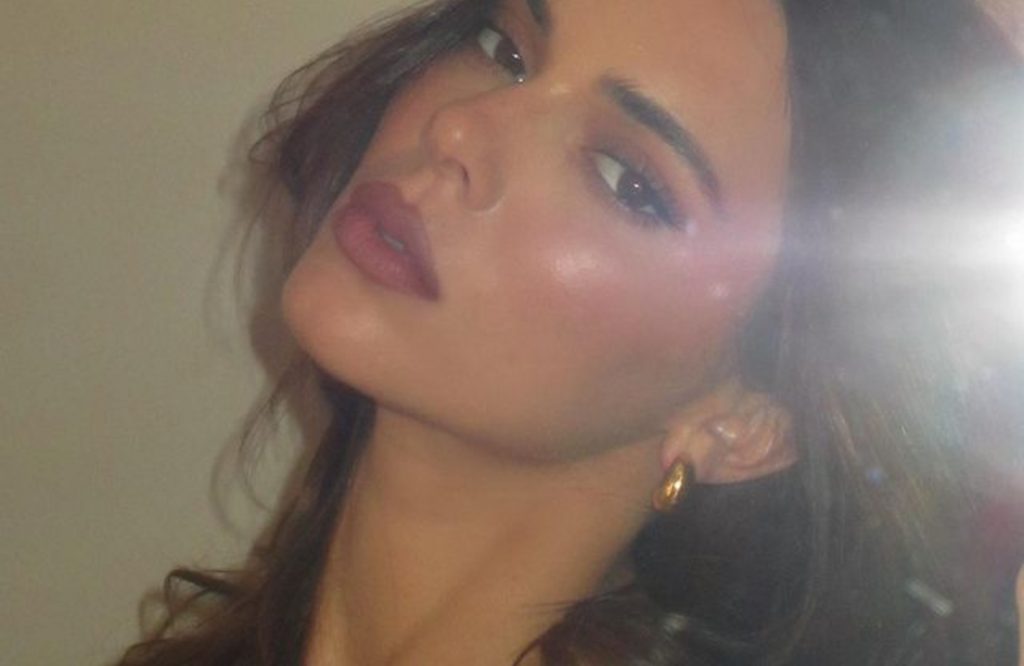 Kendall Jenner, il suo make-up è ispirato alle ciliegie: come ricrearlo 1 Kendall Jenner 3 1 1024x666 1