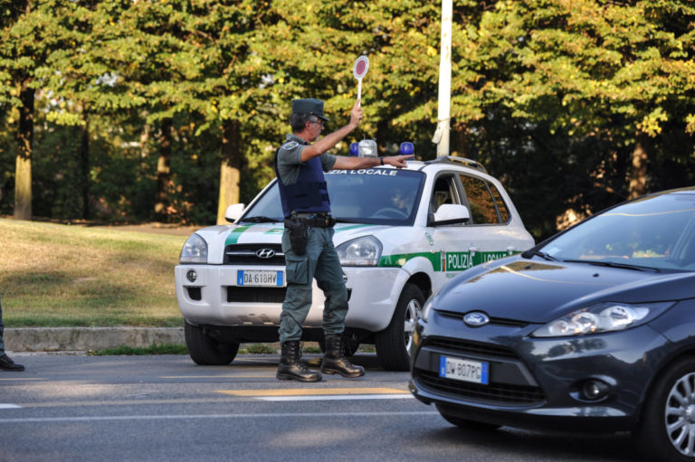 Polizia locale durante un posto di controllo su strada