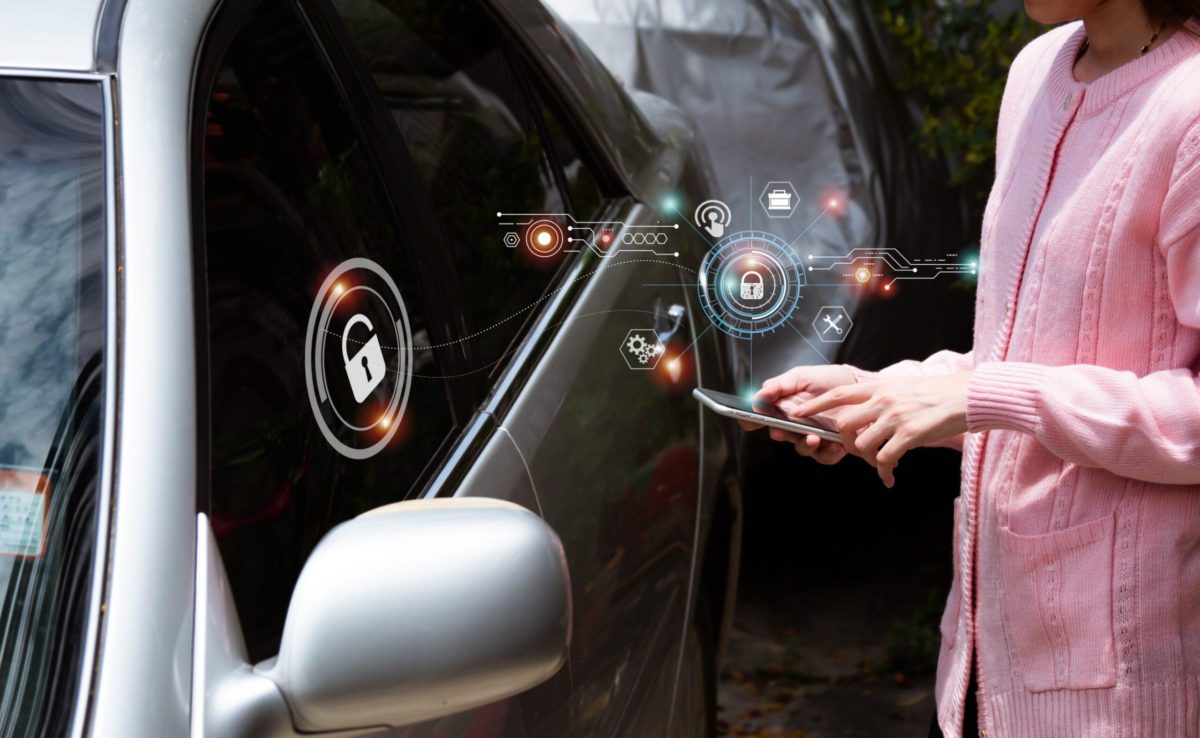 Data Act, c’è l’accordo ma veicoli equiparati agli elettrodomestici 1 Proprietario di Auto connessa con applicazione smartphone scaled.jpg