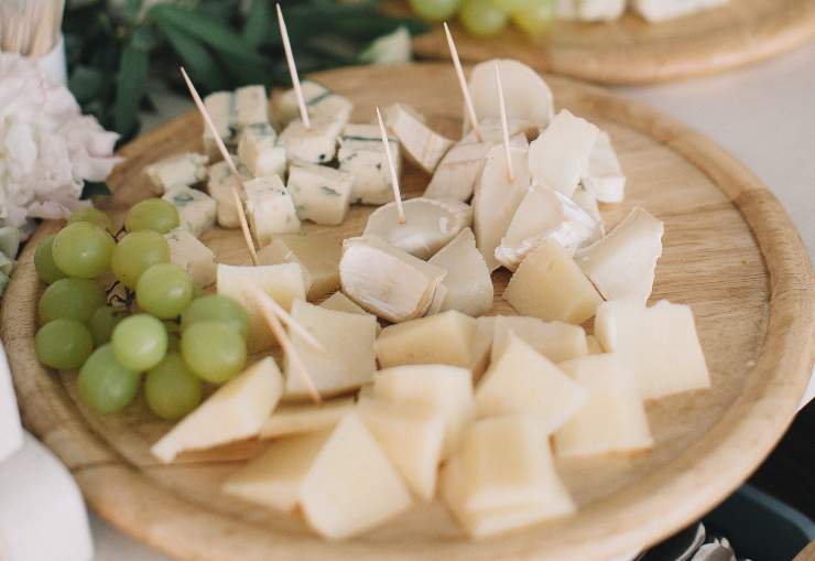 Un tagliere di formaggio e frutta