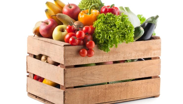 frutta e verdura in cassa di legno