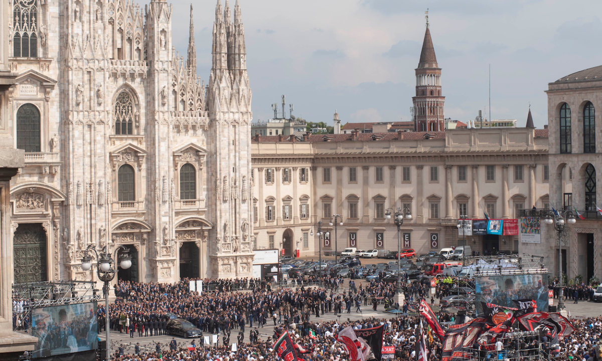 Dramma a Milano durante i funerali di Berlusconi: donna portata via in barella per un malore 1 image 802a1166 976a 485d bcd8 4ea6cd925719
